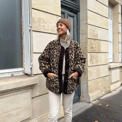 Feline – Modna kurtka z polaru w panterkę dla stylowego i wygodnego wyglądu