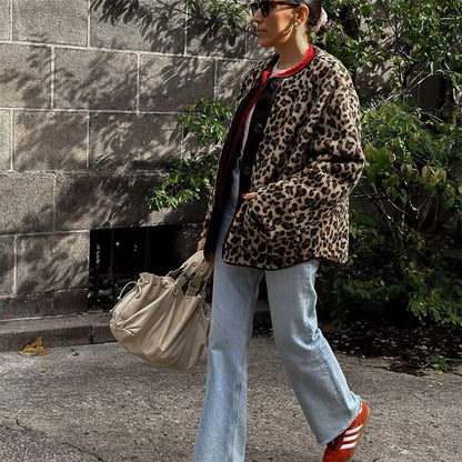 Feline – Modna kurtka z polaru w panterkę dla stylowego i wygodnego wyglądu
