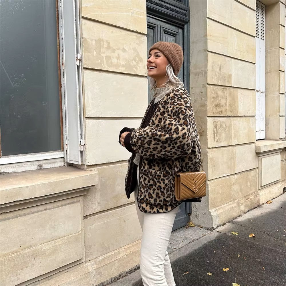 Feline – Modna kurtka z polaru w panterkę dla stylowego i wygodnego wyglądu