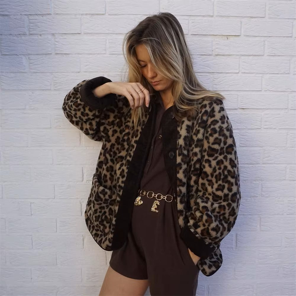 Feline – Modna kurtka z polaru w panterkę dla stylowego i wygodnego wyglądu