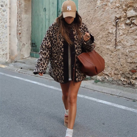 Feline – Modna kurtka z polaru w panterkę dla stylowego i wygodnego wyglądu