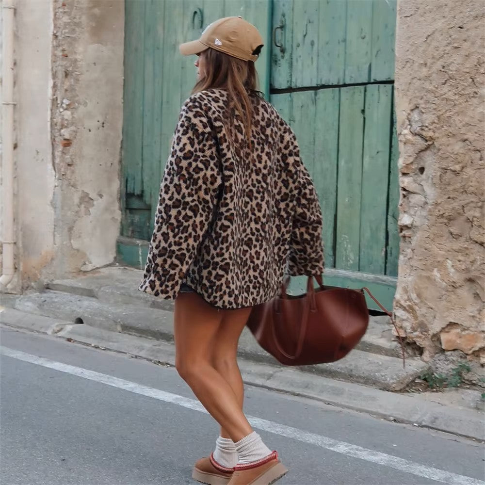 Feline – Modna kurtka z polaru w panterkę dla stylowego i wygodnego wyglądu