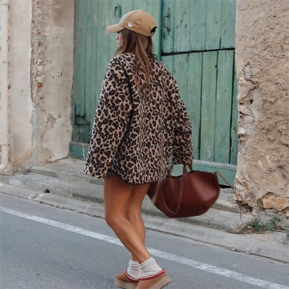 Feline – Modna kurtka z polaru w panterkę dla stylowego i wygodnego wyglądu